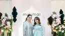Melaney Ricardo tampil elegan dengan midi dress satin bernuansa monokrom. Dress tersebut dipadukan dengan pointed heels hitam dan anting-anting silver berukuran cukup besar, menambah kesan glamor.