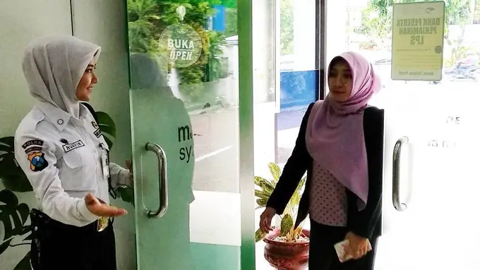 [bintang] Banting Setir, Model Cantik Asal Surabaya Ini Kini Jadi Satpam