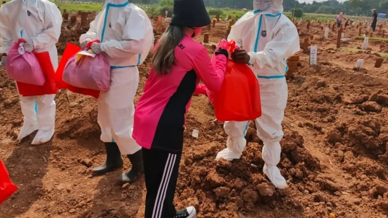 Penggali makam jenazah Covid-19 di TPU Pedurenan mendapatkan paket sembako yang diberikan Ketua Bhayangkari Daerah Metro Jaya.