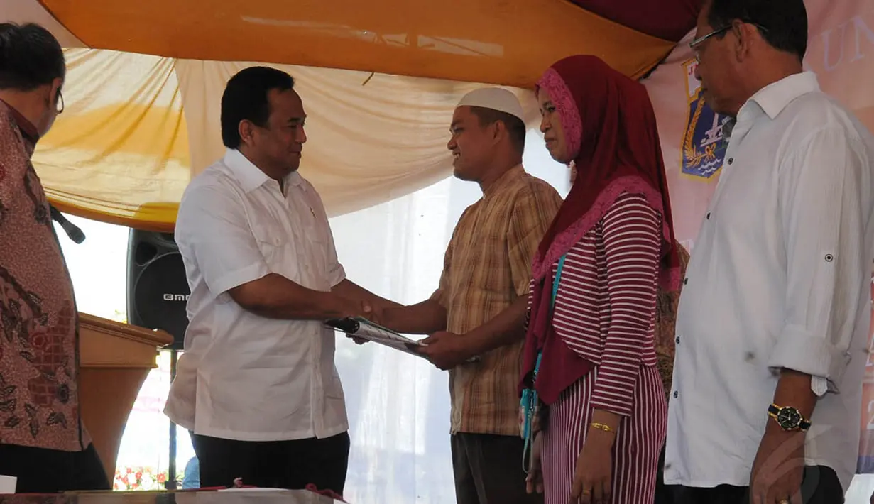 Mendag Rachmat Gobel saat menyerahkan Kartu Identitas Pengguna Tempat Usaha (KIPTU), KUR dan Kupedes kepada pedagang Pasar Meruya Ilir, Jakarta, Selasa (25/11/2014). (Liputan6.com/Herman Zakharia)