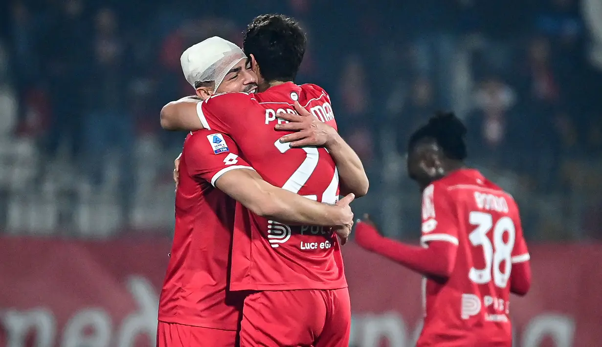 Pemain Monza, Andrea Carboni  (kiri) dan Matteo Pessina merayakan kemenangan timnya atas AC Milan pada laga lanjutan Liga Italia 2023/2024 di Brianteo stadium, Monza, Italia, Senin (19/02/2024) WIB. (AFP/Piero Cruciatti)