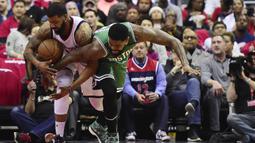 Pebasket Boston Celtics, Amir Johnson, berusaha merebut bola pebasket Washington Wizards,  Markieff Morris, pada Gim 4 semifinal Wilayah Timur di Verizon Center, Washington, Minggu (7/5/2017). Washington Wizard menang 121-102. (AFP/Patrick McDermott)