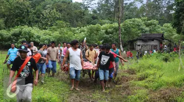 Petugas dibantu warga saat membawa Harimau Sumatera di Taman Nasional Batang Gadis, Desa Batu Madingding, Kecamatan Muara Soma Kabuten Mandailing Natal, Sumatera, Kamis (26/11). Harimau Sumatera terjerat jebakan yang dibuat warga. (Ori Kakigunung)