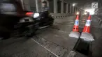 Kendaraan melintas di dekat penutup lubang saluran air yang kembali hilang di Underpass Mampang-Kuningan, Jakarta, Kamis (23/8). Sebelumnya, pencurian sudah terjadi dua kali beberapa bulan lalu. (Merdeka.com/Iqbal S. Nugroho)