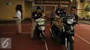 Petugas membawa motor hasil curian saat rilis kasus kejahatan di Jakarta, Senin (15/8). Kasus yang dirilis diantaranya tindak pidana perjudian dan pencucian uang dan tindak pencurian dengan kekerasan. (Liputan6.com/Gempur M Surya)