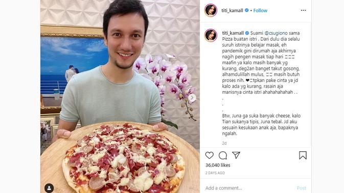 Titi Kamal membuat pizza untuk sang suami selama di rumah aja. (dok. Instagram @titi_kamall/https://www.instagram.com/p/CA2j9DLhGsW/Putu Elmira)