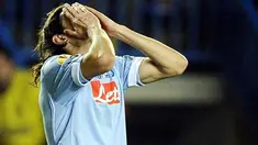 Kekecewaan striker Napoli asal Uruguay Edinson Cavani di leg kedua babak 32 besar UEFA Europa League melawan Villareal di Madrigal Stadium, 24 Februari 2011. Napoli kalah 1-2. AFP PHOTO / JOSE JORDAN 