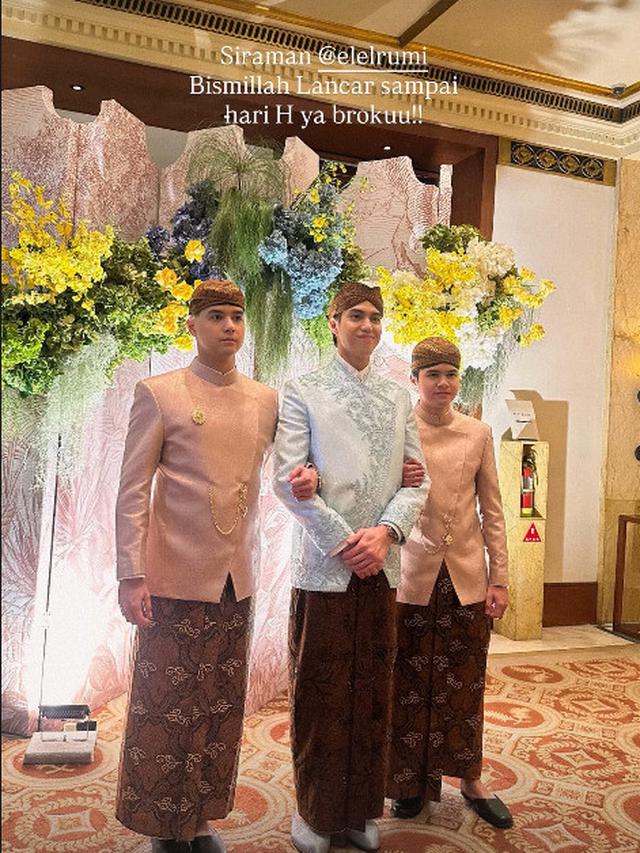 6 Potret El Rumi Didampingi Al dan Dul di Acara Pengajian-Siraman Jelang Pernikahan