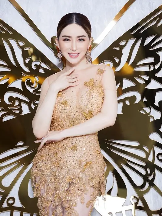 Menyukai kupu-kupu, Anne juga mendesain gaun gold dengan aksen butterfly. [@annejkn.official_]