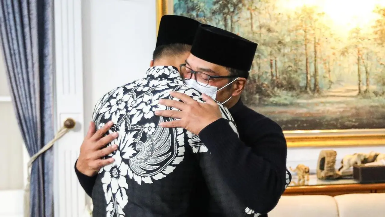 Agus Yudhoyono dan Ridwan Kamil berpelukan dalam suasana duka. (Foto: Dok. Instagram @agusyudhoyono)