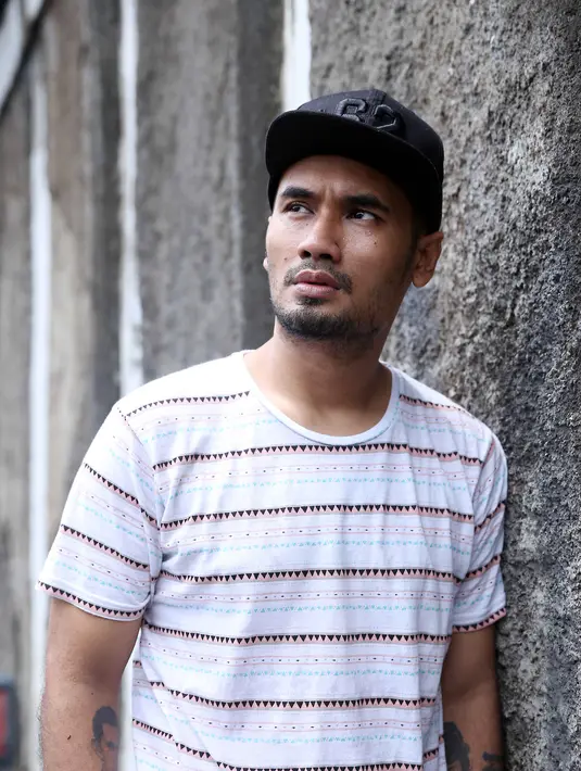 Persaingan industri musik semakin berat. Bahkan tidak mudah untuk merintis karir didunia tarik suara. Rapper Josua Matulessy atau yang biasa disapa JFlow merasakan beberapa kali  ditolak label. (Nurwahyunan/Bintang.com)