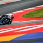 Pembalap Movistar Yamaha, Maverick Vinales merebut pole position kualifikasi MotoGP San Marino 2017 di Sirkuit Misano. Ia unggul 0,162 detik atas pembalap Ducati, Andrea Dovizioso. (ANDREAS SOLARO / AFP)