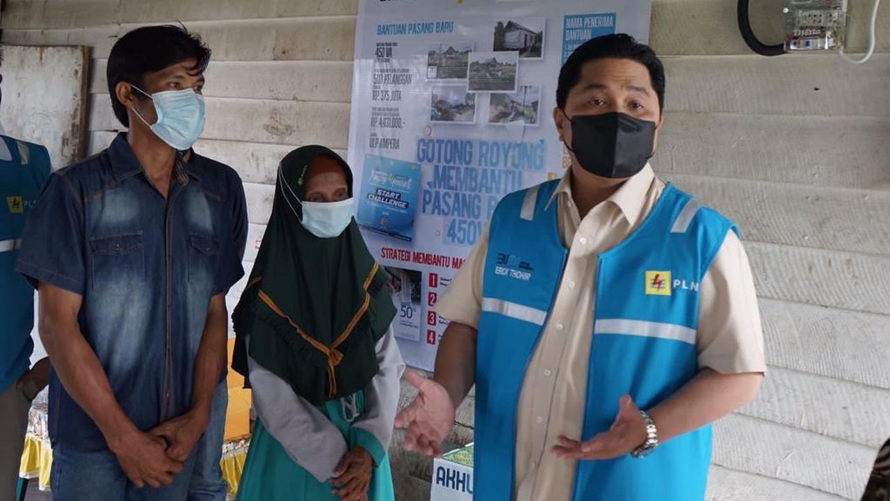 Menteri BUMN Erick Thohir meresmikan penyalaan listrik dalam bantuan penyambungan listrik tanpa biaya untuk 500 rumah tangga di Palembang