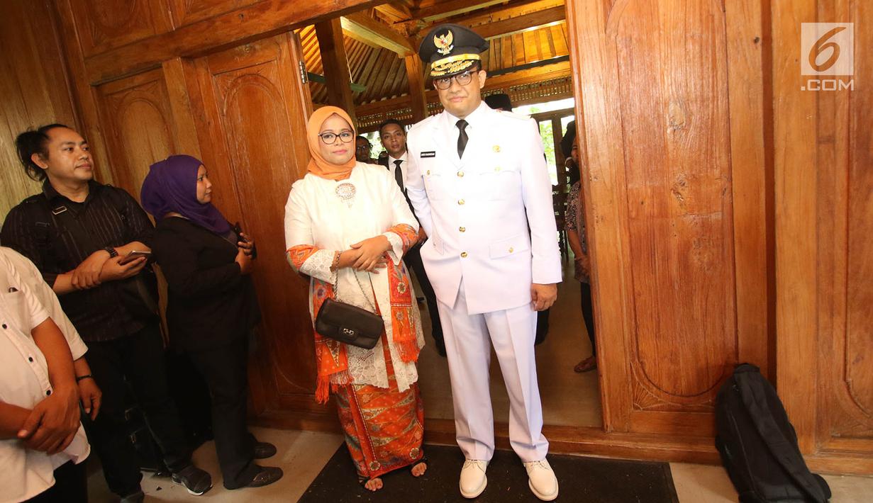 Gubernur DKI terpilih, Anies Baswedan dan istrinya, Rafi Fery Farhati bersiap menuju Majid Sunda Kelapa dari rumahnya di Lebak Bulus, Jakarta, Senin (16/10). Anies ke Sunda Kelapa untuk menemui wakilnya, Sandiaga Uno. (Liputan6.com/Immanuel Antonius)