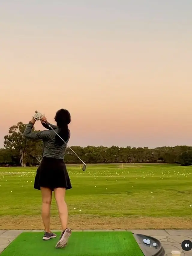7 Gaya Maudy Ayunda saat Main Golf, Curi Perhatian