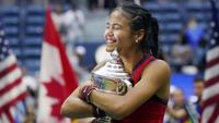 Emma Raducanu berhasil meraih trofi juara US Open 2021. Pencapaian tersebut membuat petenis muda asal Inggris ini menorehkan sejumlah rekor. (Foto: AP/Elise Amendola)