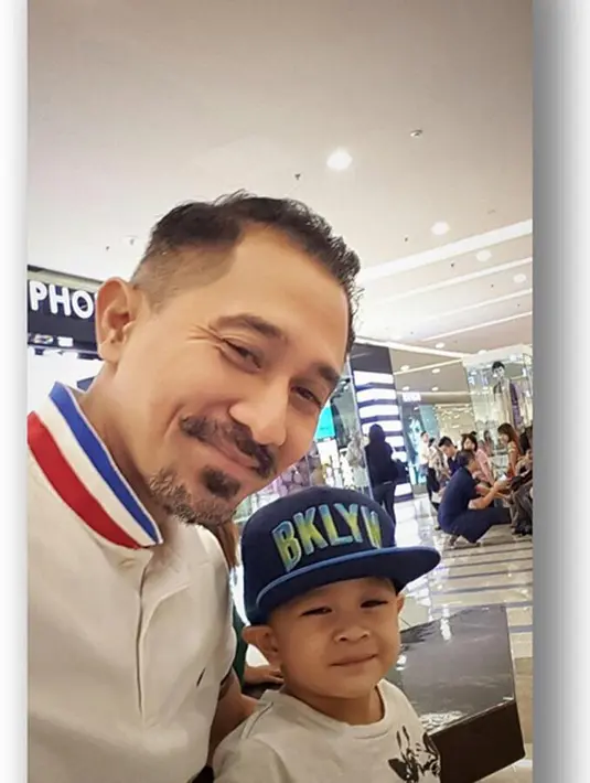 Lukman yang selalu memperhatikan perkembangan anaknya bersama sang istri sangat mengakui bahwa dirinya selalu belajar soal spontanitas dan kejujuran dari ketiga buah hatinya. (Instagram/lukmansrd)