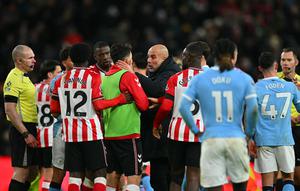 Manajer Manchester City, Pep Guardiola, berbincang dengan gelandang asal Inggris Sunderland, Luke O'Nien, saat pertandingan Liga Inggris antara Sunderland dan Manchester City di Stadion of Light, Sunderland, wilayah timur laut Inggris, pada 1 Januari 2026. (AFP/Andy Buchanan)