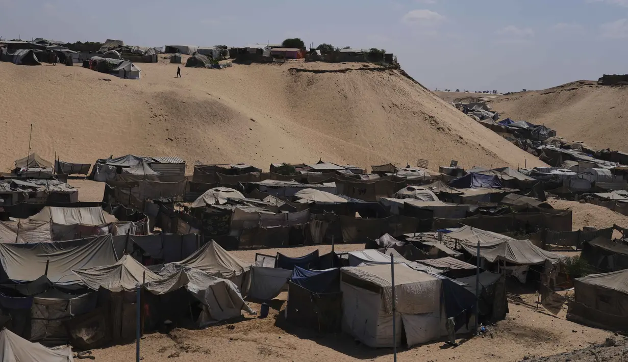 Mereka mendirikan tenda pengungsian sementara sambil menata barang pribadi. (AP Photo/Jehad Alshrafi)