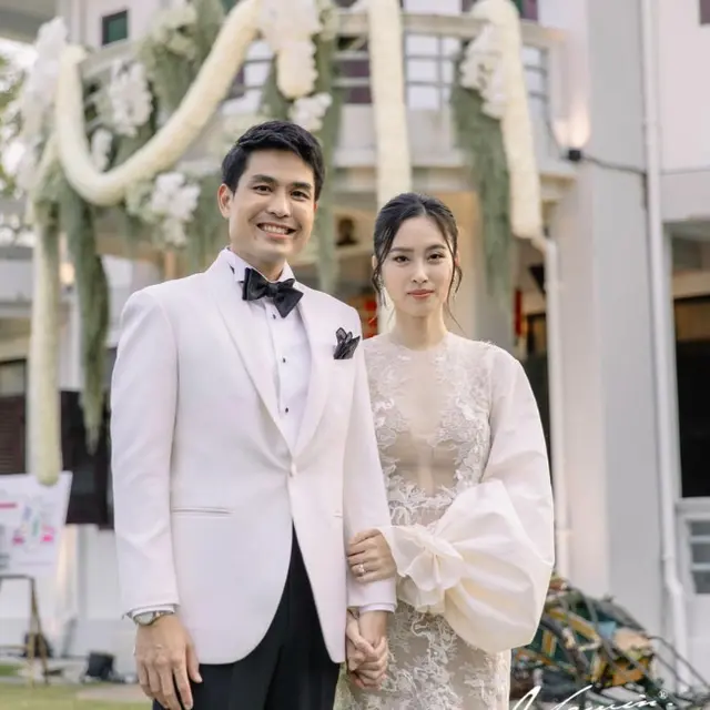 Nong Poy di acara resepsi pernikahannya. (Instagram/niyadarweddinganswer)
