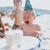 Anak sensitif dan mudah menangis hanya perlu bimbingan dari orang tua untuk membantu mengelola emosi mereka. Berikut caranya. (Foto: Unsplash.com/Nathan Dumlao).