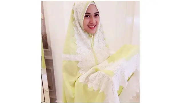 6 Potret Dian Sastrowardoyo Pakai Hijab, Tuai Pujian