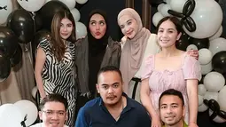 Persahabatan Raffi-Nagita dengan Zaskia dan Irwansyah telah terjalin lama, terlihat dari kehangatan interaksi di momen tersebut. Nagita juga dikenal sebagai salah satu teman dekat Zaskia yang sering berada dalam lingkaran pertemanan yang sama. Kehadiran para sahabat membuat perayaan ulang tahun ini terasa semakin spesial dan penuh keakraban. (Liputan6.com/IG/@zaskiasungkar15)