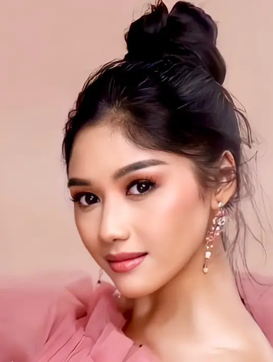 Makeup nuansa pink ini cocok buat kamu yang ingin terlihat fresh dan lebih cheerful. @erinagudono.