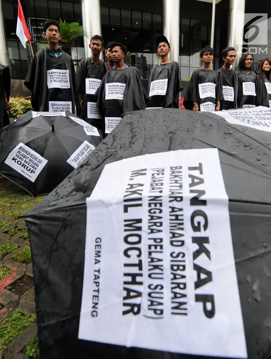 Sejumlah aktivis dari Gema Tapteng berbaris melakukan aksi teatrikal saat melakukan aksi unjuk rasa di depan gedung KPK, Jakarta, Kamis (26/4). (Merdeka.com/Dwi Narwoko)
