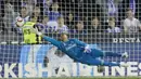 Kiper Real Madrid, Keylor Navas, menghalau bola saat melawan Leganes pada laga La Liga di Stadion Municipal Butarque, Senin (15/4). Kedua tim bermain imbang 1-1. (AP/Bernat Armangue)