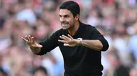 Juru taktik Arsenal, Mikel Arteta tercatat menjadi pelatih termuda ketiga pada Liga Champions 2023/2024. Saat ini pelatih yang mulai menangani The Gunners sejak paruh musim 2019/2020 menginjak usia 41 tahun. Hingga kini ia telah memimpin Arsenal dalam 190 laga di semua ajang kompetisi dengan torehan 110 kali menang, 33 kali imbang dan 47 kali kalah. Pada matchday pertama Liga Champions 2023/2024 Arsenal menang 4-0 atas PSV. (AFP/Glyn Kirk)