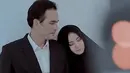 Setelah melangsungkan pernikahan, foto-foto prewedding Teddy Syach dan Anne baru terungkap ke publik. Inilah salah satu foto prewedding Teddy dan Anne yang serba putih sebagai lambang suci. Keduanya terlihat sudah begitu nyaman satu sama lain. (Liputan6.com/IG/@nitanitnot02)