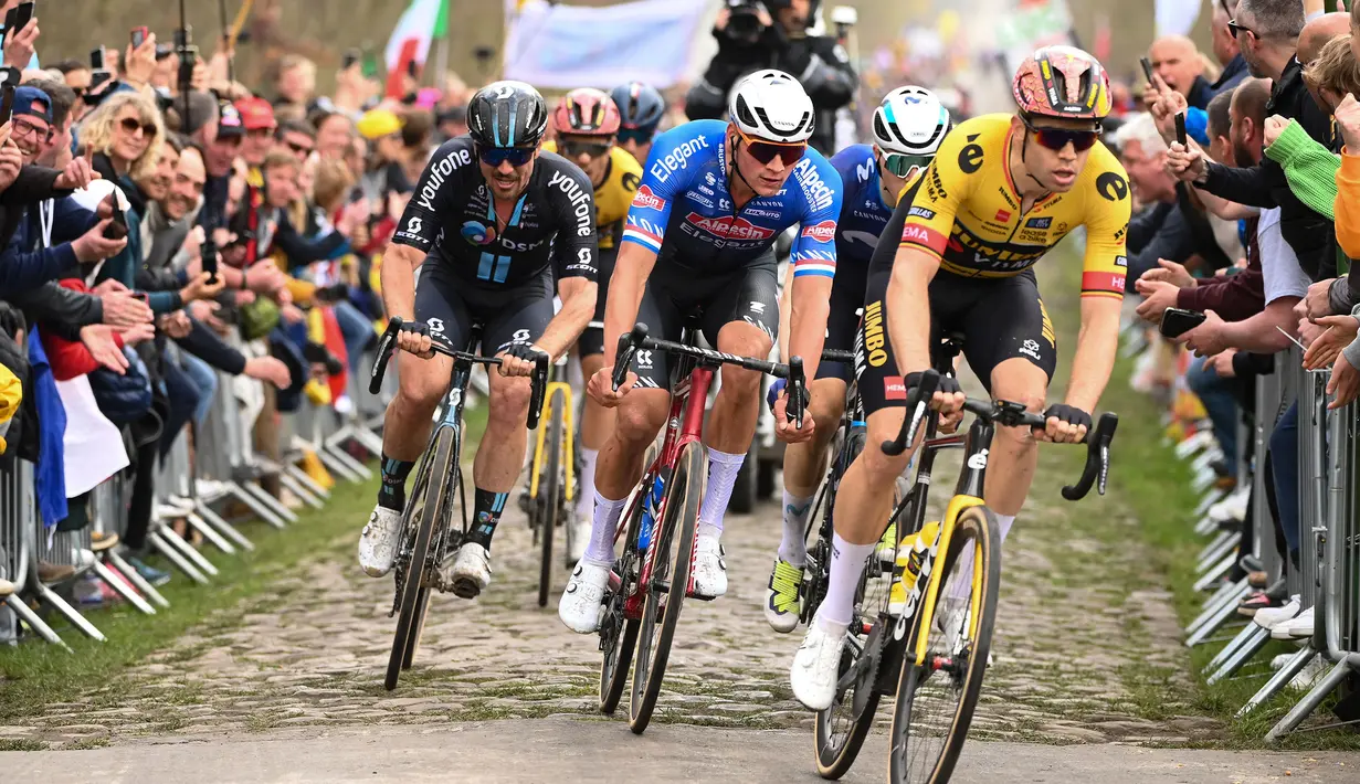 Pebalap Alpecin-Deceuninck, Mathieu Van der Poel (kedua kanan) memacu sepedanya saat ajang balap sepeda Paris Roubaix 2023 yang menempuh Compiegne hingga Roubaix, Prancis utara, 9 April 2023. (AFP/Francois Lo Presti)