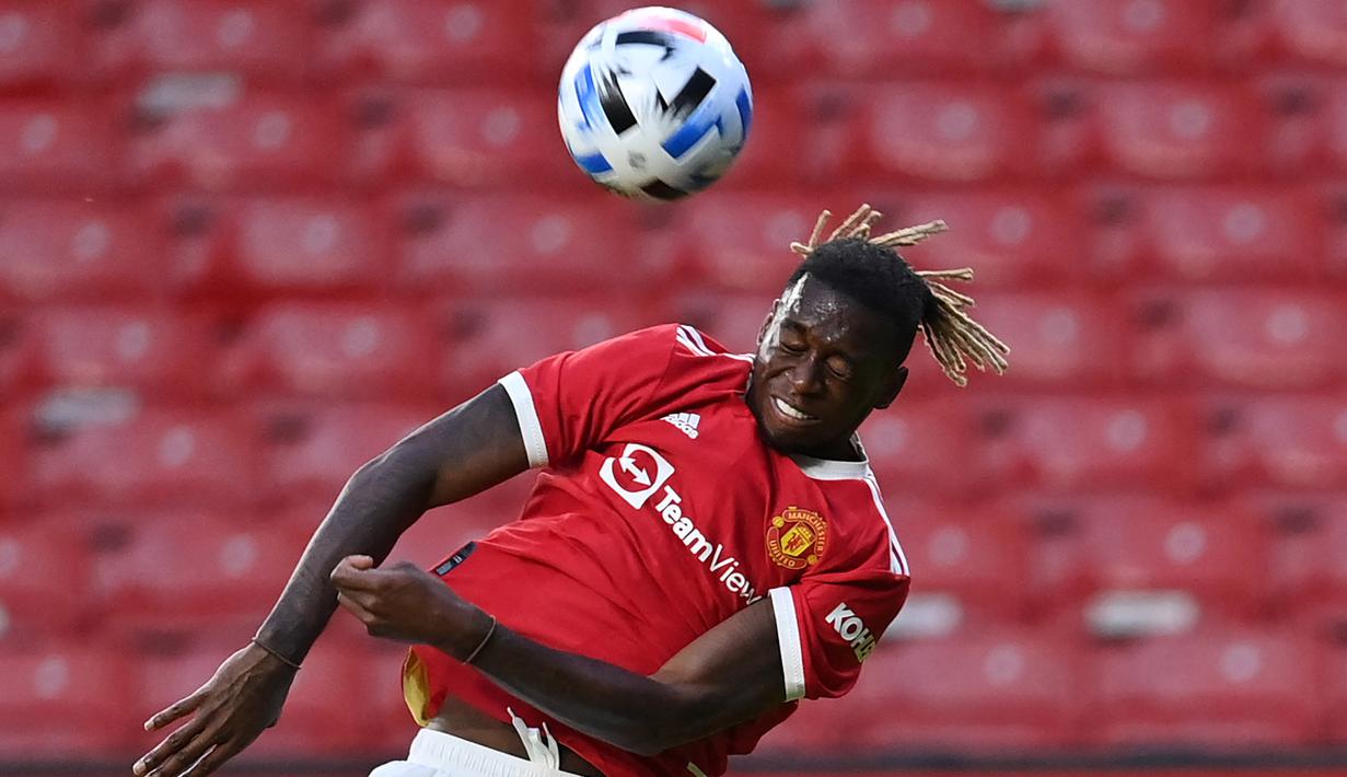 Aaron Wan-Bissaka. Bek kanan Inggris yang telah membela Manchester United sejak awal musim 2019/2020 usai didatangkan dari Crystal Palace ini sebenarnya selalu menjadi pilihan utama sejak kedatangannya hingga musim lalu. Namun sejak kehadiran Erik ten Hag di awal musim 2022/2023 ini posisinya tergusur oleh Diogo Dalot. Sempat diminati Crystal Palace dan West Ham United, sang pemain berpeluang bertahan di Old Trafford akibat MU telah kehabisan waktu untuk mencari penggantinya. (AFP/Paul Ellis)