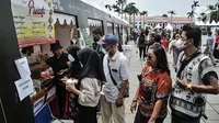 Pengunjung berada di stan kuliner saat Festival Batavia Kota Tua, Jakarta, Minggu (28/8/2022). Festival yang berlangsung hingga hari ini tersebut menampilkan sejumlah kesenian tradisional maupun modern dan memamerkan sejumlah produk UMKM di Jakarta sekaligus sebagai momentum diresmikannya wajah baru Kota Tua pasca direvitalisasi. (merdeka.com/Iqbal S Nugroho)