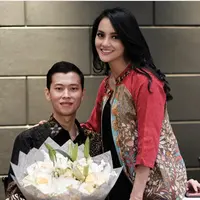 Suami Ririn Ekawati, Ferry Wijaya meninggal dunia pada hari Minggu, 11 Juni 2017 di RS Pondok Indah, Jakarta Selatan sekitar pukul 00.15 WIB. Diketahui, Ferry mengidap penyakit leukimia sebelum akhirnya meninggal dunia. (Instagram/fery_wijaya88)