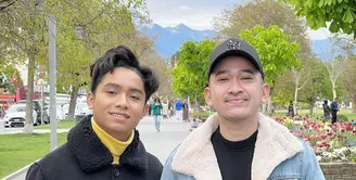 Kekompakan Ruben Onsu dan Betrand Peto salah satunya bisa dilihat dari pilihan berpakaian. Seperti saat keduanya liburan bersama ke Swiss. (Foto: Instagram @ruben_onsu)