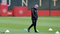 Pelatih Manchester United, Jose Mourinho, usai memimpin latihan di kompleks latihan dekat Carrington, Manchester, Selasa (21/11/2017). MU akan melawan Basel pada lanjutan Liga Champions. (AFP/Paul Ellis)