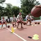 Para siswi mendribble bola pada program coaching clinic dan NBA Cares yang digelar Jr. NBA Indonesia di SMAN 82 Jakarta, Kamis (28/9). The NBA kembali menggelar program Jr. NBA, bagi pengembangan generasi muda bertaraf global yang mempromosikan gaya hidup sehat dan aktif. (Liputan6.com/Fery Pradolo)