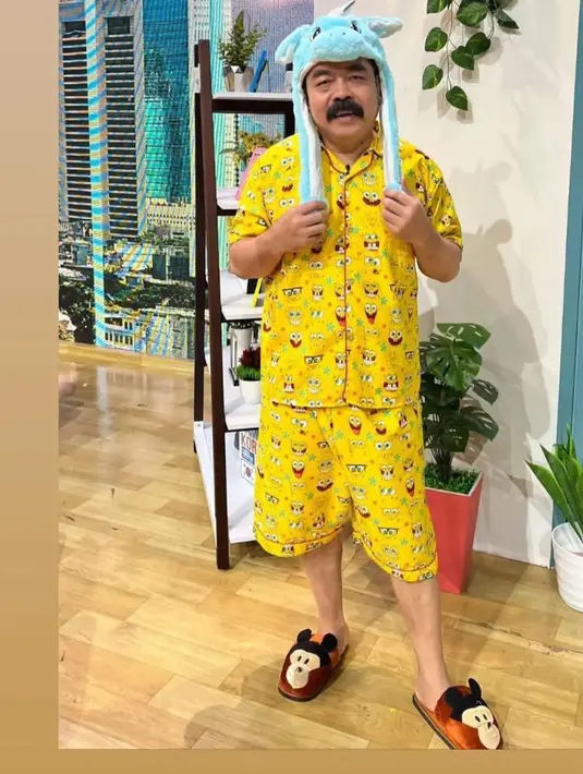 <p>Adam Suseno menganakan piyama motif berwarna kuning cerah. (Foto: Instagram/ inul.d)</p>