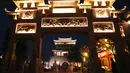 Orang-orang menikmati tur malam hari menyusuri kota kuno Jimo di Qingdao, Provinsi Shandong, China timur, pada 25 Juli 2020. (Xinhua/Liang Xiaopeng)