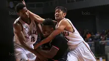 Pemain Hangtuah Sumsel, Palmore Keenan (tengah) berusaha keluar dari adangan dua pemain Pelita Jaya pada laga Perbasi Cup 2017 di Sports Mall, Kelapa Gading, Jakarta, (09/11/2017). Pelita Jaya menang 67-58. (Bola.com/Nick Hanoatubun)