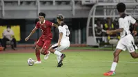 Pemain Timnas Indonesia U-20, Kakang Rudianto berusaha melewati hadangan pemain Timnas Timor Leste U-20 dalam laga pertama Grup F Kualifikasi Piala Asia U-20 2023 di Stadion Gelora Bung Tomo, Surabaya (14/9/2022). (Bola.com/Ikhwan Yanuar)