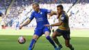 Penyerang Arsenal, Alexis Sanchez berusaha melewati pemain Leicester, Ritchie De Laet pada laga Liga Inggris di Stadion King Power, Inggris, Sabtu (26/9/2015). (Reuters/Darren Staples)