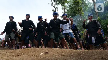 Masyarakat adat Suku Baduy melakukan Tarian Ngalage usai rangkaian tradisi adat Ngaseuk di kampung Karangkerit, desa Bojong Menteng, Banten, Senin (1/11/2021). Tradisi Ngaseuk merupakan musim tanam untuk suku Baduy yang nanti hasil panen untuk upeti pemerintah daerah.  (Liputan6.com/Herman Zakharia)