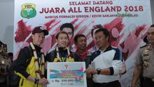 Menpora, Imam Nahrawi memberikan bonus kepada pelatih Ganda Putra, Herry IP saat tiba di Bandara Soekarno-Hatta, Cengkareng (20/3/2018). Kevin/Marcus berhasil mempertahankan gelar juara All England 2018. (Bola.com/Nick Hanoatubun)