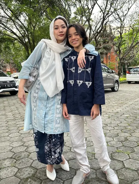 Bunga Citra Lestari memiliki anak laki-laki bernama Noah yang mulai beranjak remaja. Keduanya pun kerap tampil stylish, misalnya saja BCL mengenakan tunik baby blue dan kain batik, sedangkan Noan mengenakan koko navy dipadukan celana putih. [@bclsinclair]