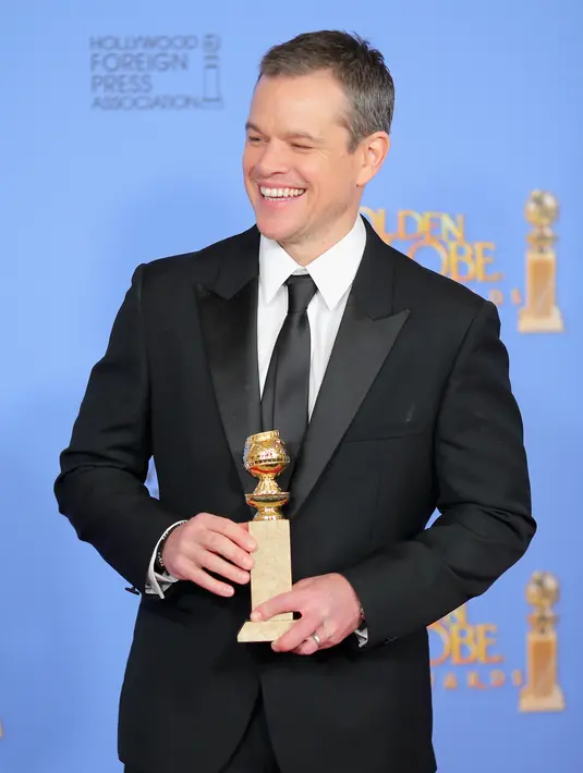 Aktor 45 tahun ini bercanda dengan wartawan saat berada di ruang pers. Seperti dilansir People, bahwa anak-anaknya lebih suka memperhatikan sang istri. “Aku hanya berdiri sendiri di sudut mengenakan tuksedo-ku.” (AFP/Bintang.com)