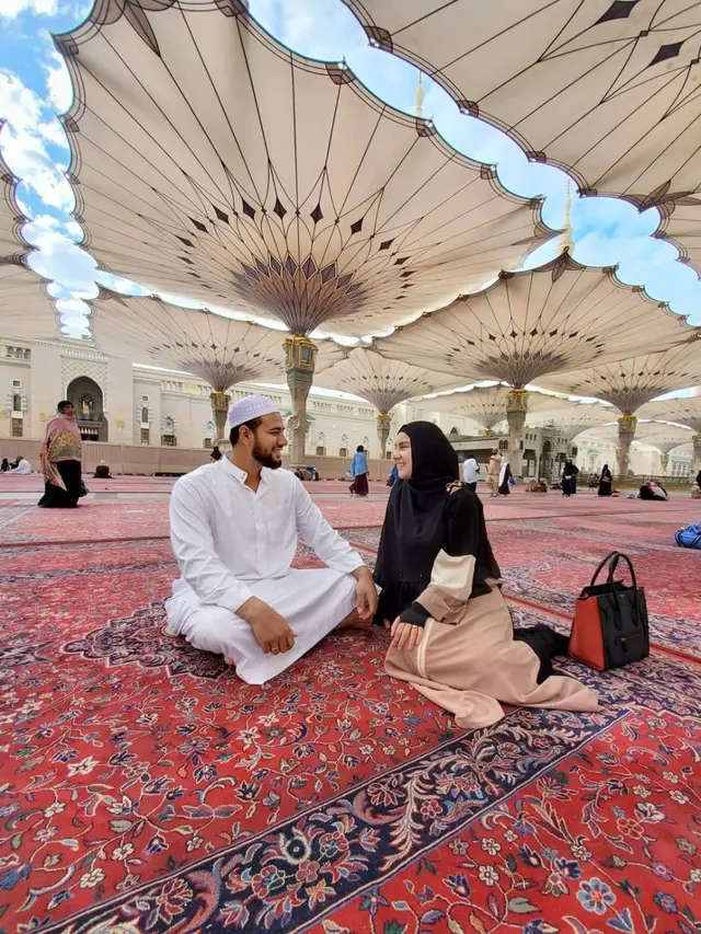 Potret Ammar Zoni dan Irish Bella saat di Madinah, Bikin Syhadu