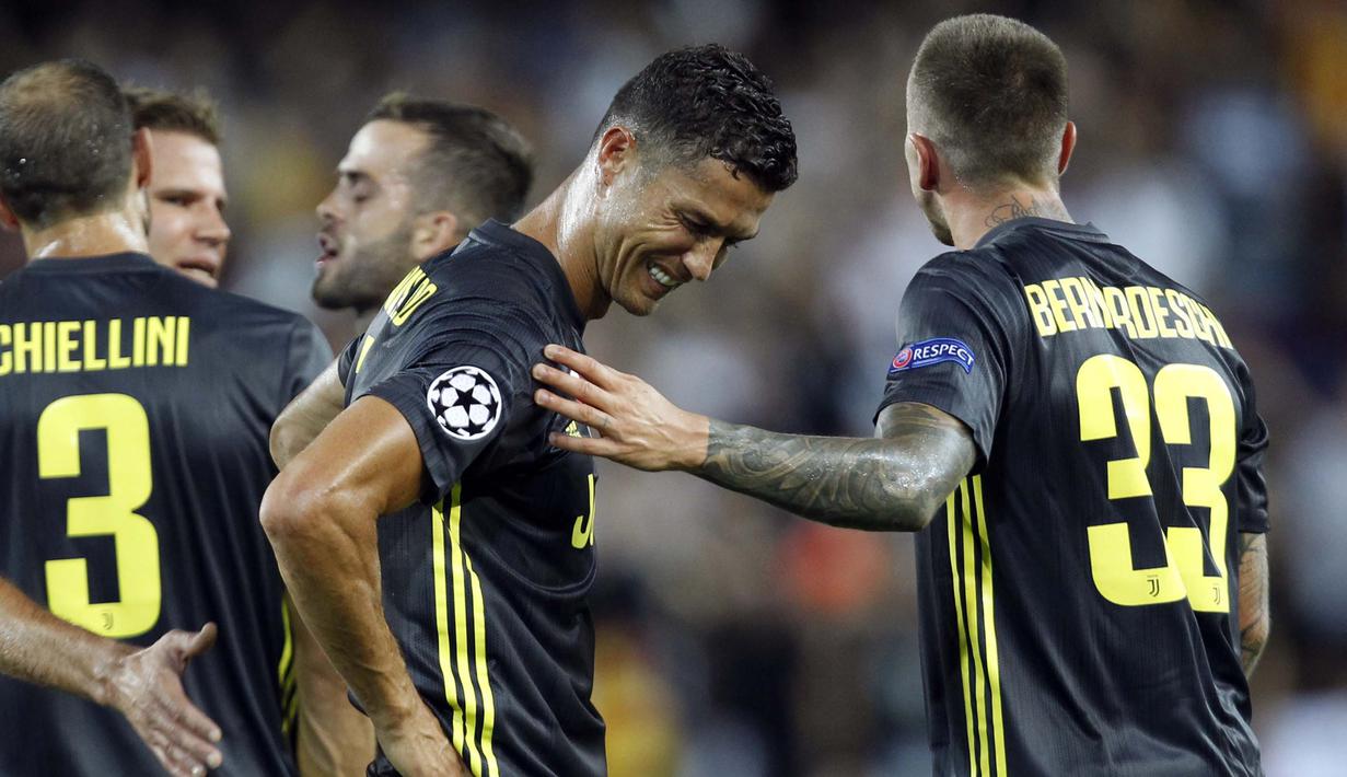 Striker Juventus, Cristiano Ronaldo, menangis usai mendapat kartu merah dari wasit saat melawan Valencia pada laga Liga Champions di Stadion Mestalla, Valencia, Rabu (19/9/2018). Juventus menang 2-0 atas Valencia. (AP/Alberto Saiz)